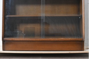イギリスヴィンテージ　1970年頃　G-PLAN(ジープラン)　オーク材　ガラス戸越しに品よく飾れるシンプルな飾り棚　(R-090729)
