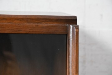 イギリスヴィンテージ　1970年頃　G-PLAN(ジープラン)　オーク材　ガラス戸越しに品よく飾れるシンプルな飾り棚　(R-090729)