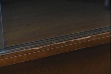 イギリスヴィンテージ　1970年頃　G-PLAN(ジープラン)　オーク材　ガラス戸越しに品よく飾れるシンプルな飾り棚　(R-090729)