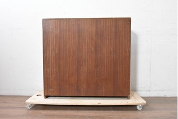 イギリスヴィンテージ　1970年頃　G-PLAN(ジープラン)　オーク材　ガラス戸越しに品よく飾れるシンプルな飾り棚　(R-090729)