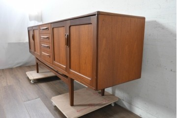 イギリスヴィンテージ　1960年から1970年頃　G-PLAN(ジープラン)　Fresco(フレスコ)　Long John(ロングジョン)　チーク材製の幅広サイドボード　(R-090730)