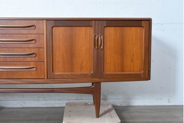 イギリスヴィンテージ　1960年から1970年頃　G-PLAN(ジープラン)　Fresco(フレスコ)　Long John(ロングジョン)　チーク材製の幅広サイドボード　(R-090730)