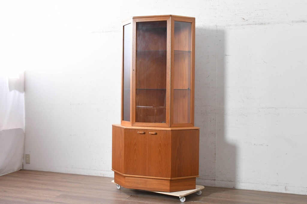 イギリスヴィンテージ　1960年から1970年頃　美品　Turnidge(ターニッジ)　チーク材　シンプルで洗練されたコーナーキャビネット　(R-090731)