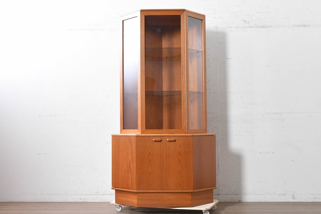 イギリスヴィンテージ　1960年から1970年頃　美品　Turnidge(ターニッジ)　チーク材　シンプルで洗練されたコーナーキャビネット　(R-090731)