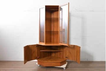イギリスヴィンテージ　1960年から1970年頃　美品　Turnidge(ターニッジ)　チーク材　シンプルで洗練されたコーナーキャビネット　(R-090731)