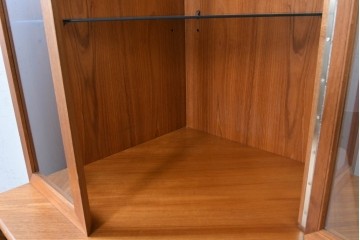 イギリスヴィンテージ　1960年から1970年頃　美品　Turnidge(ターニッジ)　チーク材　シンプルで洗練されたコーナーキャビネット　(R-090731)
