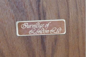 イギリスヴィンテージ　1960年から1970年頃　美品　Turnidge(ターニッジ)　チーク材　シンプルで洗練されたコーナーキャビネット　(R-090731)