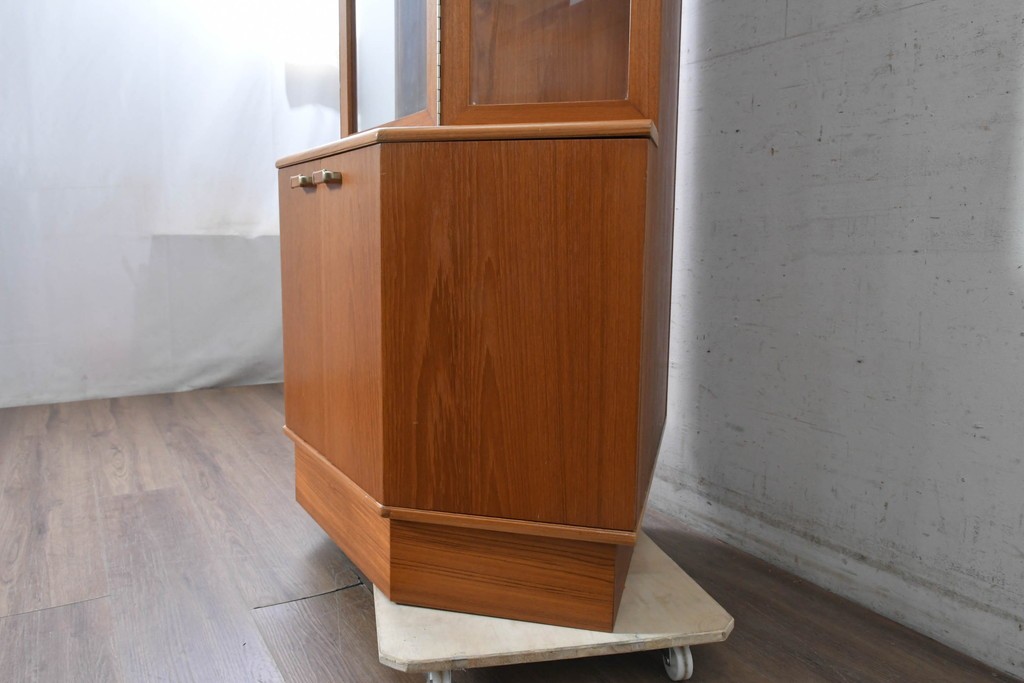イギリスヴィンテージ　1960年から1970年頃　美品　Turnidge(ターニッジ)　チーク材　シンプルで洗練されたコーナーキャビネット　(R-090731)