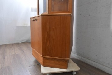 イギリスヴィンテージ　1960年から1970年頃　美品　Turnidge(ターニッジ)　チーク材　シンプルで洗練されたコーナーキャビネット　(R-090731)