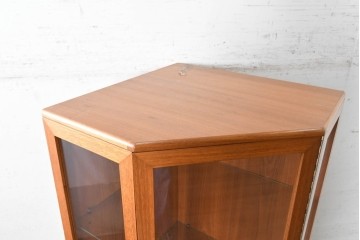 イギリスヴィンテージ　1960年から1970年頃　美品　Turnidge(ターニッジ)　チーク材　シンプルで洗練されたコーナーキャビネット　(R-090731)