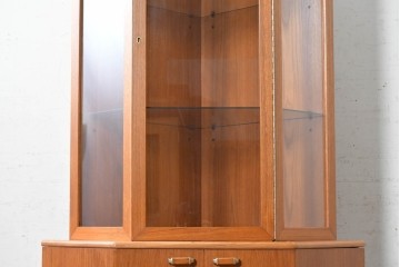 イギリスヴィンテージ　1960年から1970年頃　美品　Turnidge(ターニッジ)　チーク材　シンプルで洗練されたコーナーキャビネット　(R-090731)