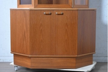 イギリスヴィンテージ　1960年から1970年頃　美品　Turnidge(ターニッジ)　チーク材　シンプルで洗練されたコーナーキャビネット　(R-090731)