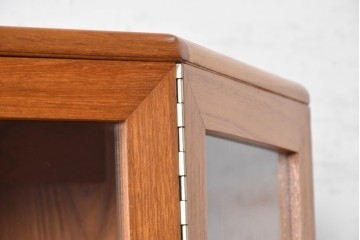 イギリスヴィンテージ　1960年から1970年頃　美品　Turnidge(ターニッジ)　チーク材　シンプルで洗練されたコーナーキャビネット　(R-090731)