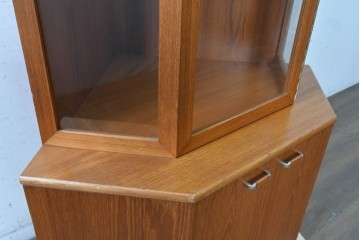 イギリスヴィンテージ　1960年から1970年頃　美品　Turnidge(ターニッジ)　チーク材　シンプルで洗練されたコーナーキャビネット　(R-090731)