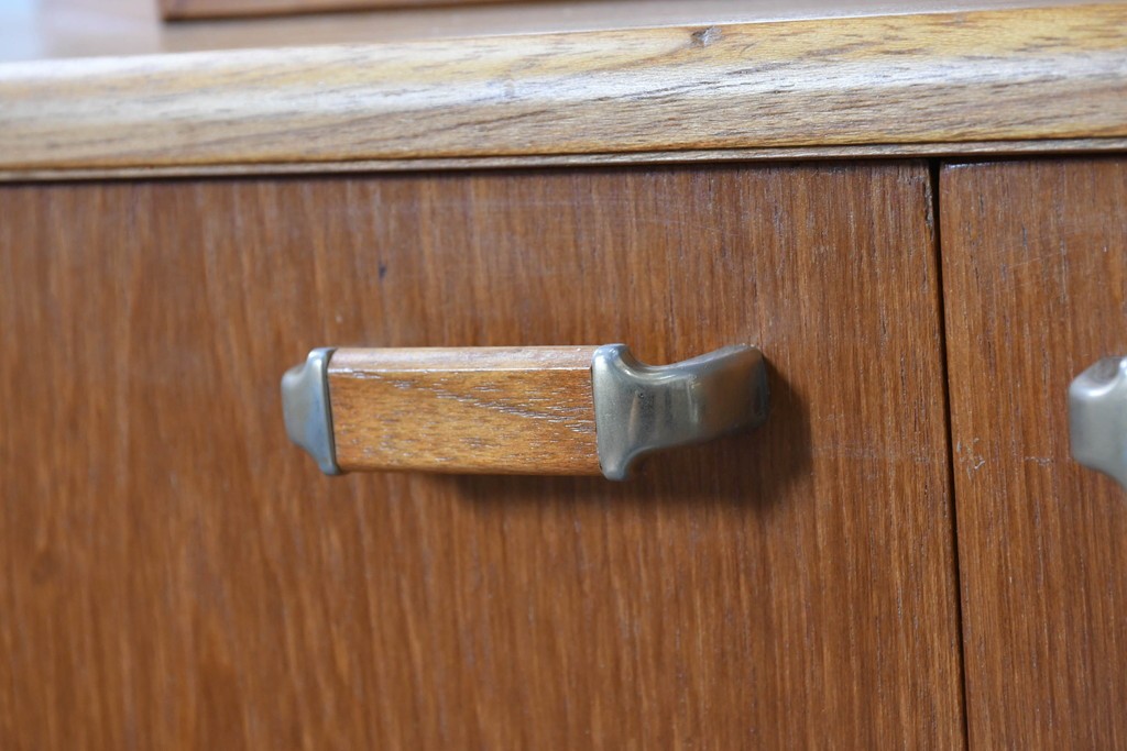 イギリスヴィンテージ　1960年から1970年頃　美品　Turnidge(ターニッジ)　チーク材　シンプルで洗練されたコーナーキャビネット　(R-090731)