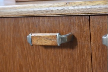 イギリスヴィンテージ　1960年から1970年頃　美品　Turnidge(ターニッジ)　チーク材　シンプルで洗練されたコーナーキャビネット　(R-090731)