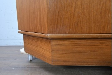 イギリスヴィンテージ　1960年から1970年頃　美品　Turnidge(ターニッジ)　チーク材　シンプルで洗練されたコーナーキャビネット　(R-090731)