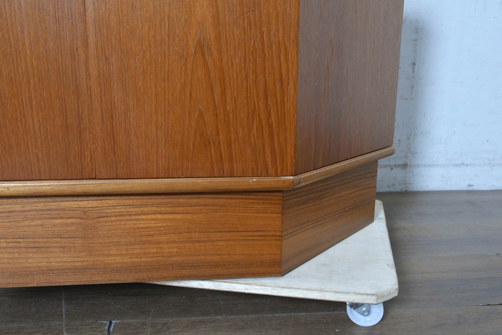イギリスヴィンテージ　1960年から1970年頃　美品　Turnidge(ターニッジ)　チーク材　シンプルで洗練されたコーナーキャビネット　(R-090731)