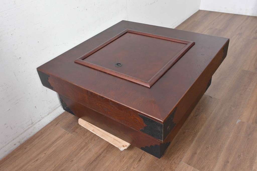 中古　美品　欅(ケヤキ)材　金具の意匠と重厚な木目が趣深い正方形火鉢　(R-090733)
