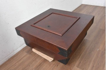 中古　美品　欅(ケヤキ)材　金具の意匠と重厚な木目が趣深い正方形火鉢　(R-090733)