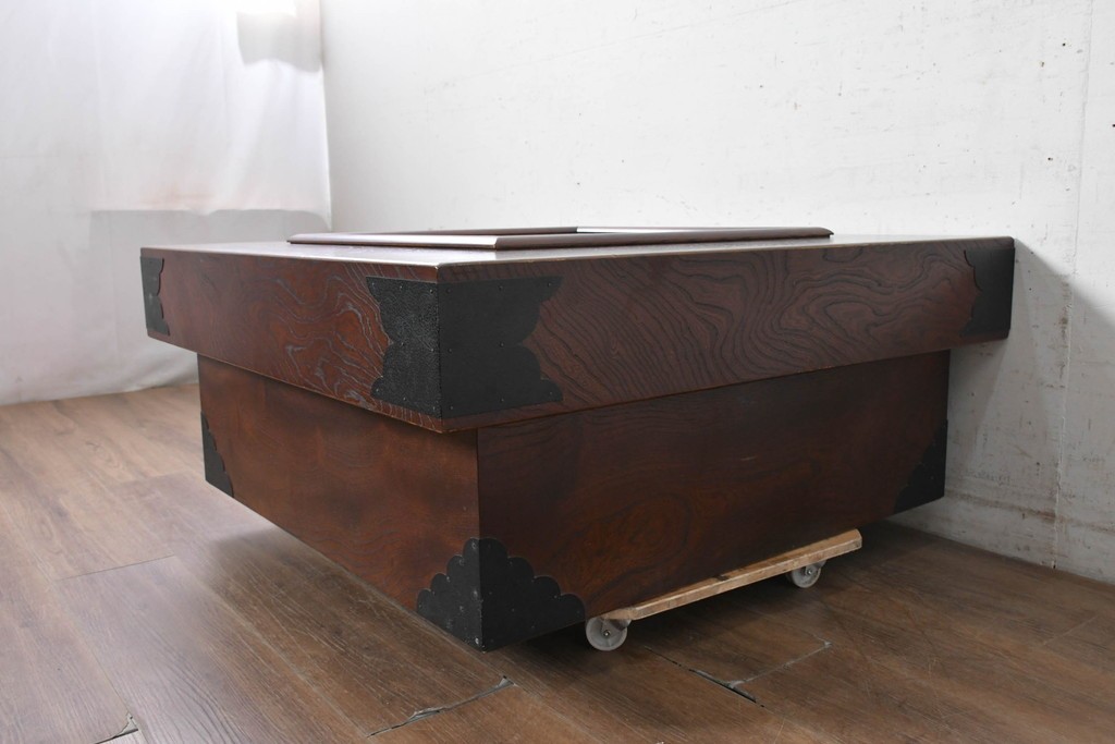 中古　美品　欅(ケヤキ)材　金具の意匠と重厚な木目が趣深い正方形火鉢　(R-090733)