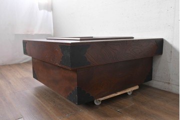 中古　美品　欅(ケヤキ)材　金具の意匠と重厚な木目が趣深い正方形火鉢　(R-090733)