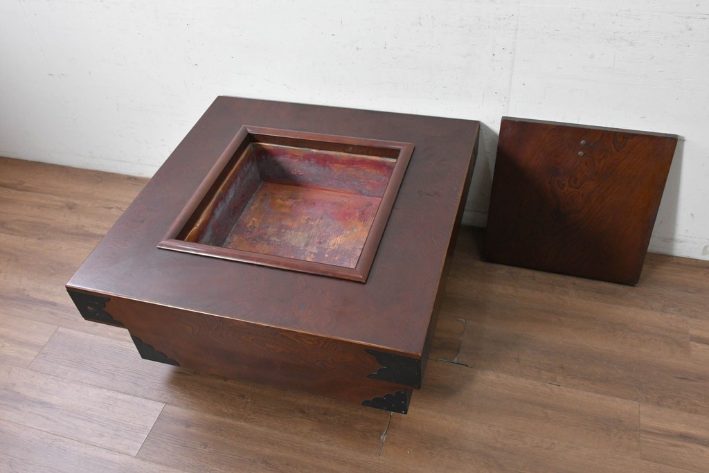 中古　美品　欅(ケヤキ)材　金具の意匠と重厚な木目が趣深い正方形火鉢　(R-090733)