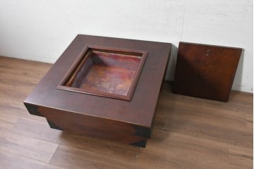 中古　美品　欅(ケヤキ)材　金具の意匠と重厚な木目が趣深い正方形火鉢　(R-090733)