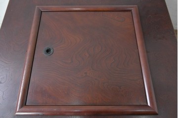 中古　美品　欅(ケヤキ)材　金具の意匠と重厚な木目が趣深い正方形火鉢　(R-090733)