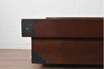 中古　美品　欅(ケヤキ)材　金具の意匠と重厚な木目が趣深い正方形火鉢　(R-090733)