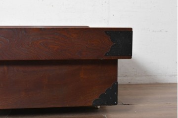 中古　美品　欅(ケヤキ)材　金具の意匠と重厚な木目が趣深い正方形火鉢　(R-090733)