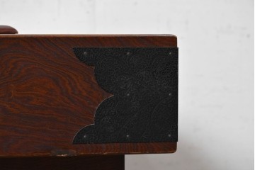 中古　美品　欅(ケヤキ)材　金具の意匠と重厚な木目が趣深い正方形火鉢　(R-090733)