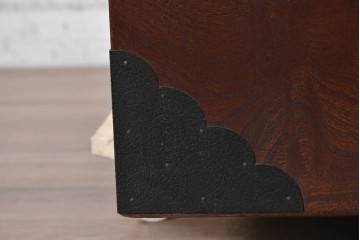 中古　美品　欅(ケヤキ)材　金具の意匠と重厚な木目が趣深い正方形火鉢　(R-090733)