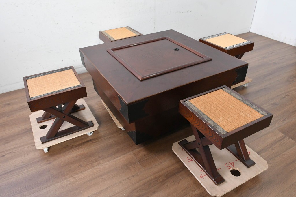 中古　美品　欅(ケヤキ)材　金具の意匠と重厚な木目が趣深い正方形火鉢　(R-090733)
