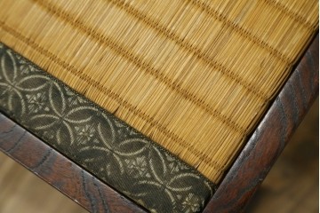 中古　駿河民芸　和の空間に馴染む畳座面のスツール4脚セット　(R-090734)