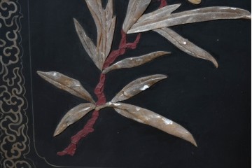アジアンヴィンテージ　中国美術屏風　花瓶図・花鳥図　華やかな色彩と立体感が楽しめる玉石象嵌衝立　(R-090736)