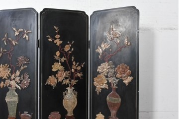 アジアンヴィンテージ　中国美術屏風　花瓶図・花鳥図　華やかな色彩と立体感が楽しめる玉石象嵌衝立　(R-090736)