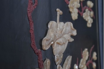 アジアンヴィンテージ　中国美術屏風　花瓶図・花鳥図　華やかな色彩と立体感が楽しめる玉石象嵌衝立　(R-090736)