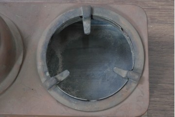 和製アンティーク　昭和初期　欅(ケヤキ)材　豊かな杢目と趣ある金具が目を引く長火鉢　(R-090737)