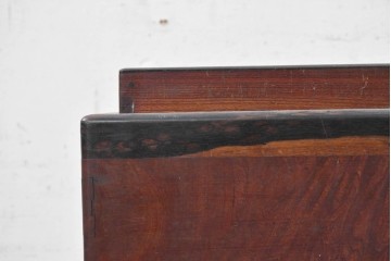 和製アンティーク　昭和初期　欅(ケヤキ)材　豊かな杢目と趣ある金具が目を引く長火鉢　(R-090737)