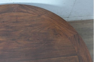 中国ヴィンテージ　1960年頃　特大サイズ!!　花梨(カリン)材　大きな丸天板と唐草文様装飾がオリエンタルな座卓　(R-090741)