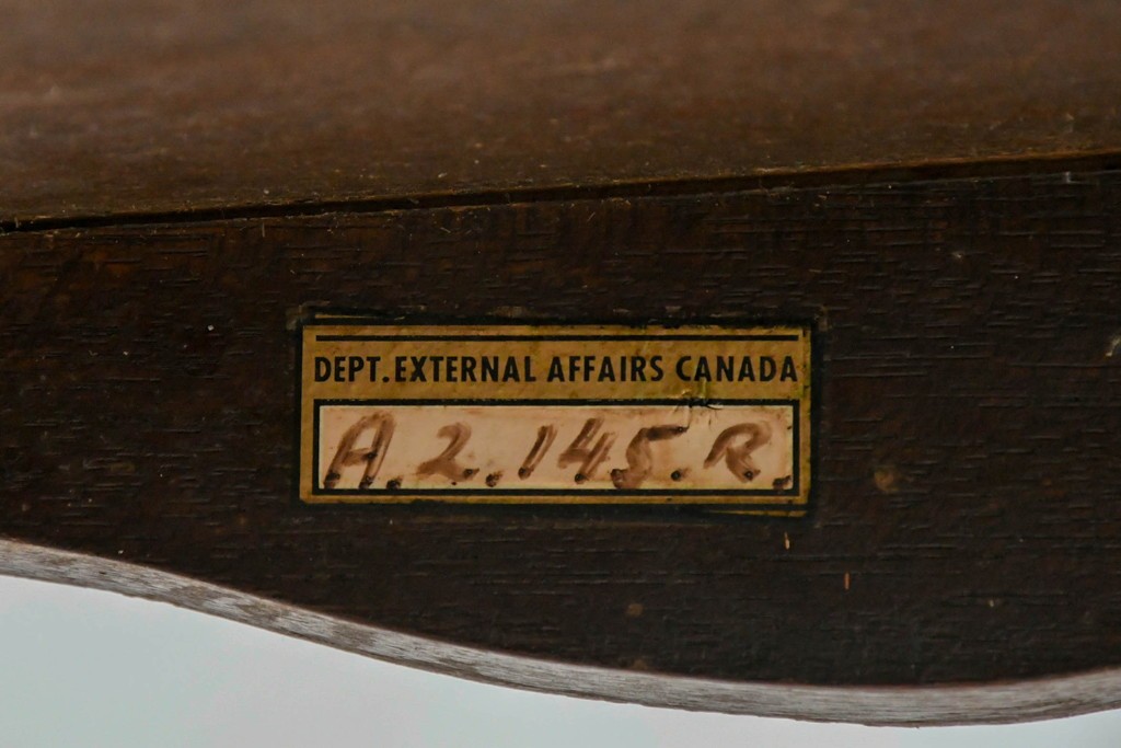 イギリスアンティーク　1940年頃　旧カナダ外務省備品　シェルモチーフの彫刻が上品なコンソールテーブル　(R-090742)