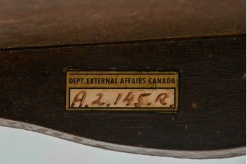 イギリスアンティーク　1940年頃　旧カナダ外務省備品　シェルモチーフの彫刻が上品なコンソールテーブル　(R-090742)