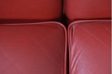 ヨーロッパヴィンテージ　本革　深みのある赤と曲線的な装飾が華やかな3人掛けソファ　(R-090743)
