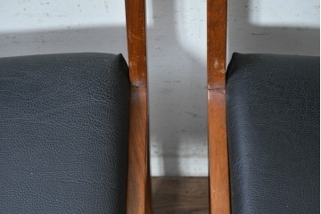 和製ヴィンテージ　本革　チーク材　木製フレームとブラックレザーのコントラストがお洒落なダイニングチェア2脚セット　(R-090749)