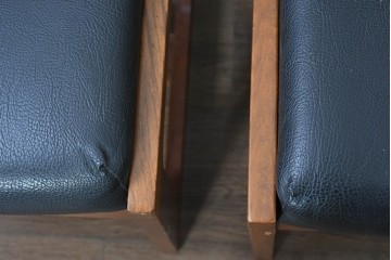 和製ヴィンテージ　本革　チーク材　木製フレームとブラックレザーのコントラストがお洒落なダイニングチェア2脚セット　(R-090749)