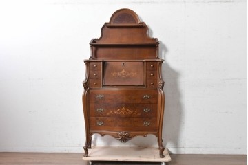 ヨーロッパヴィンテージ　1970年頃から1980年　美品　象嵌細工や曲線的な装飾が美しいビューローキャビネット　(R-090750)