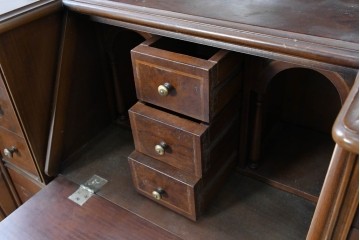 ヨーロッパヴィンテージ　1970年頃から1980年　美品　象嵌細工や曲線的な装飾が美しいビューローキャビネット　(R-090750)