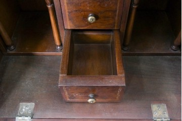 ヨーロッパヴィンテージ　1970年頃から1980年　美品　象嵌細工や曲線的な装飾が美しいビューローキャビネット　(R-090750)