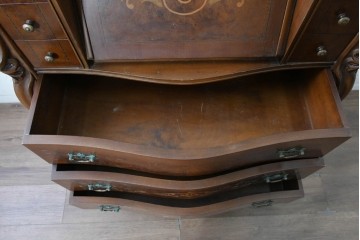 ヨーロッパヴィンテージ　1970年頃から1980年　美品　象嵌細工や曲線的な装飾が美しいビューローキャビネット　(R-090750)